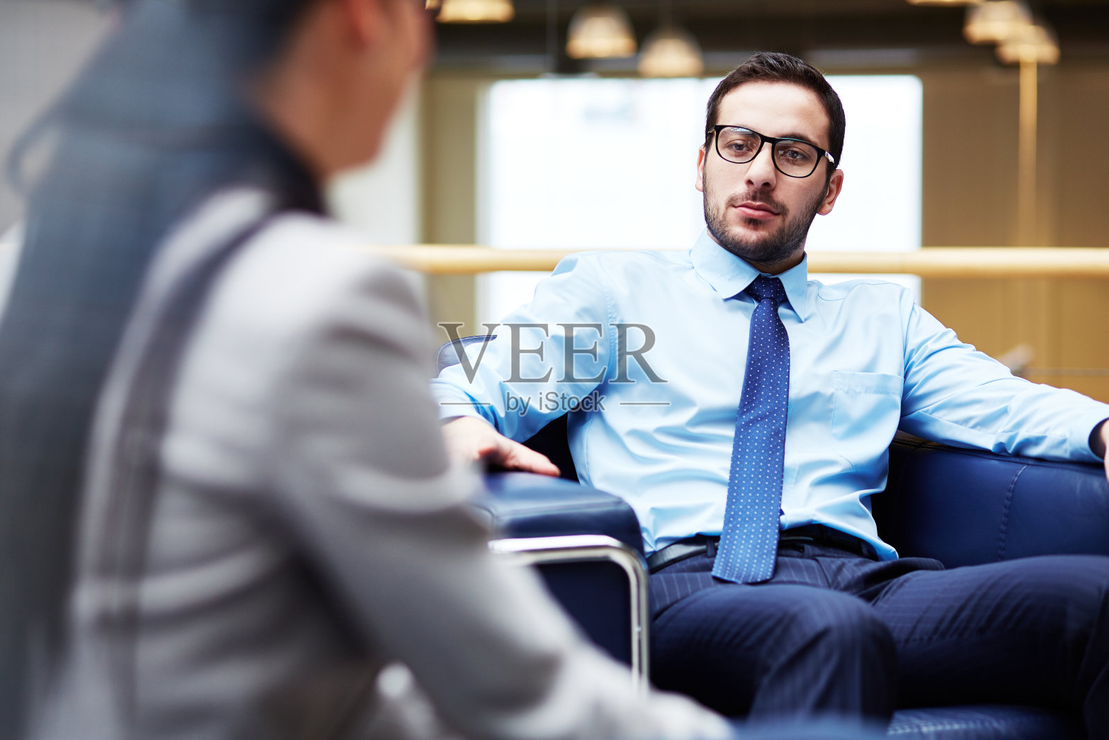 严肃的商人照片摄影图片