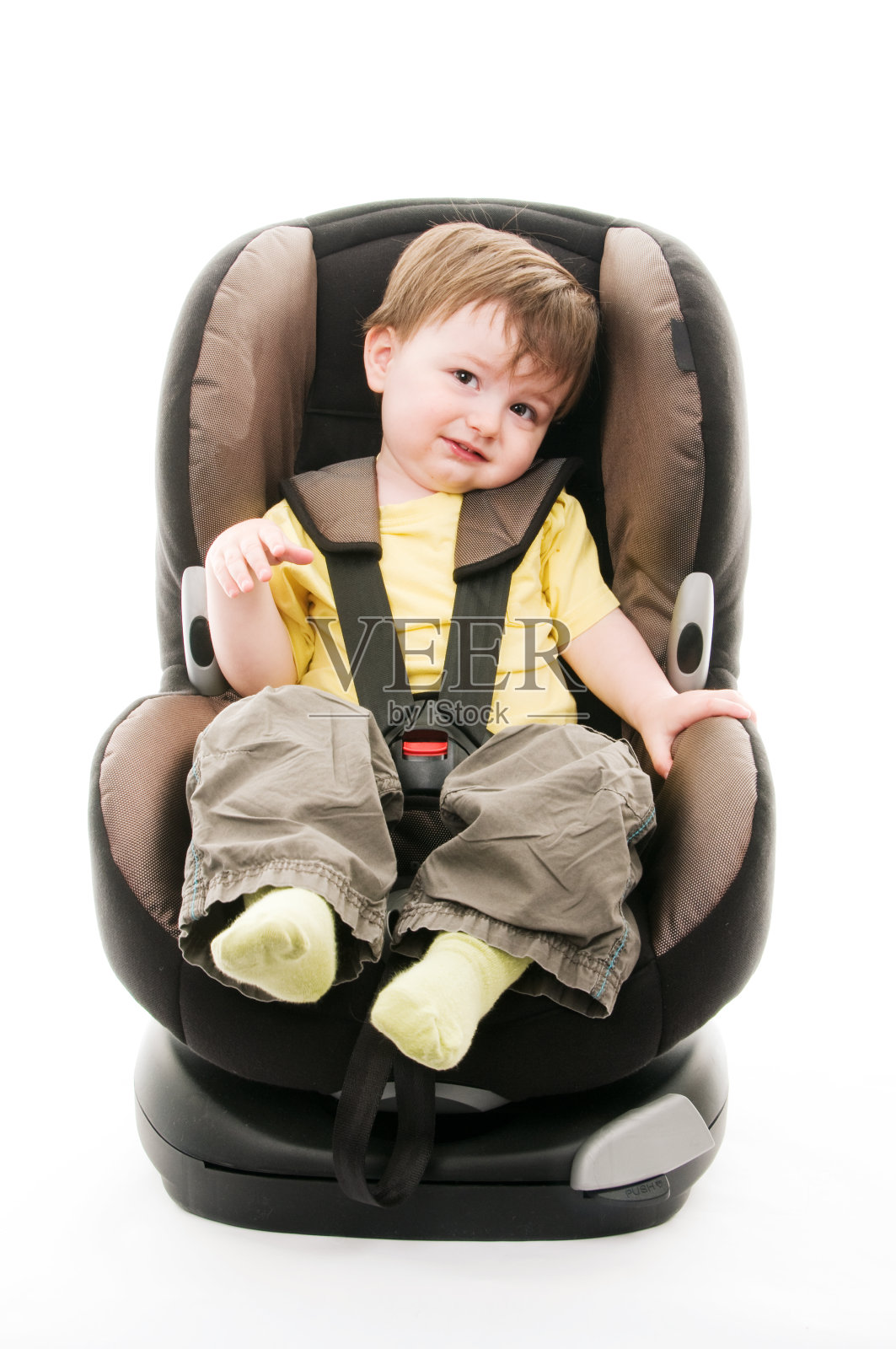 坐在汽车座椅上的男孩照片摄影图片