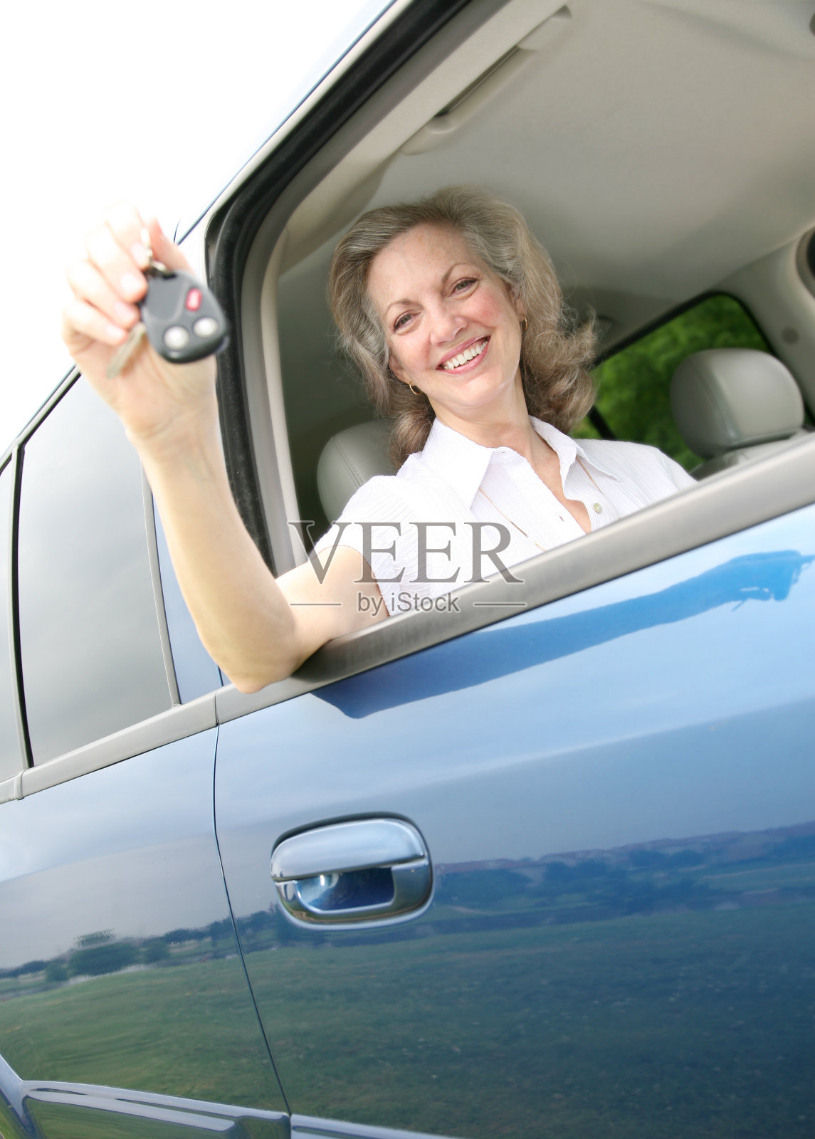 快乐的老人拿着车钥匙照片摄影图片