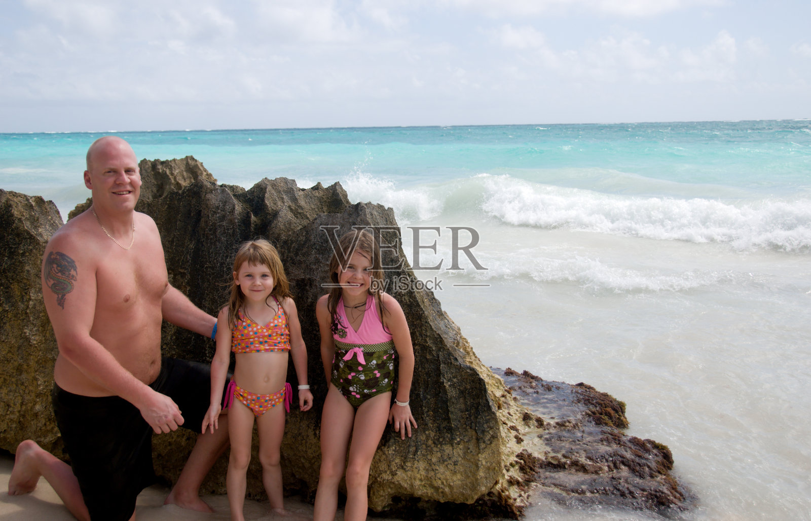 海滩上的家人照片摄影图片