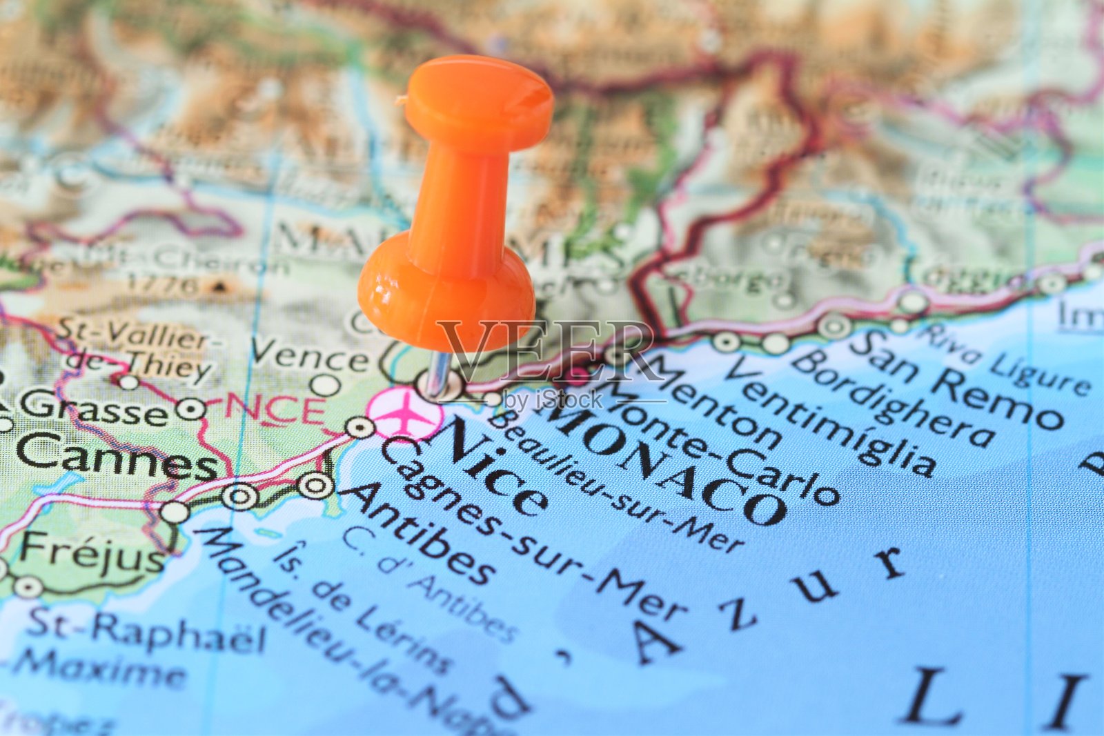 把大头针贴在法国尼斯地图上照片摄影图片