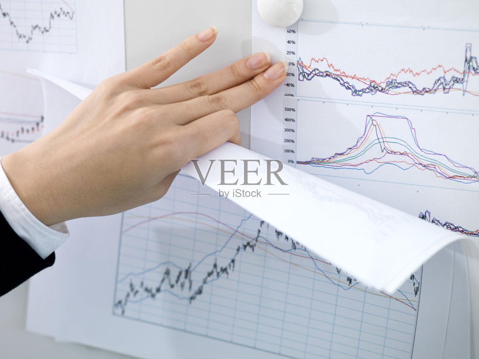 商人张贴有用信息的手。照片摄影图片