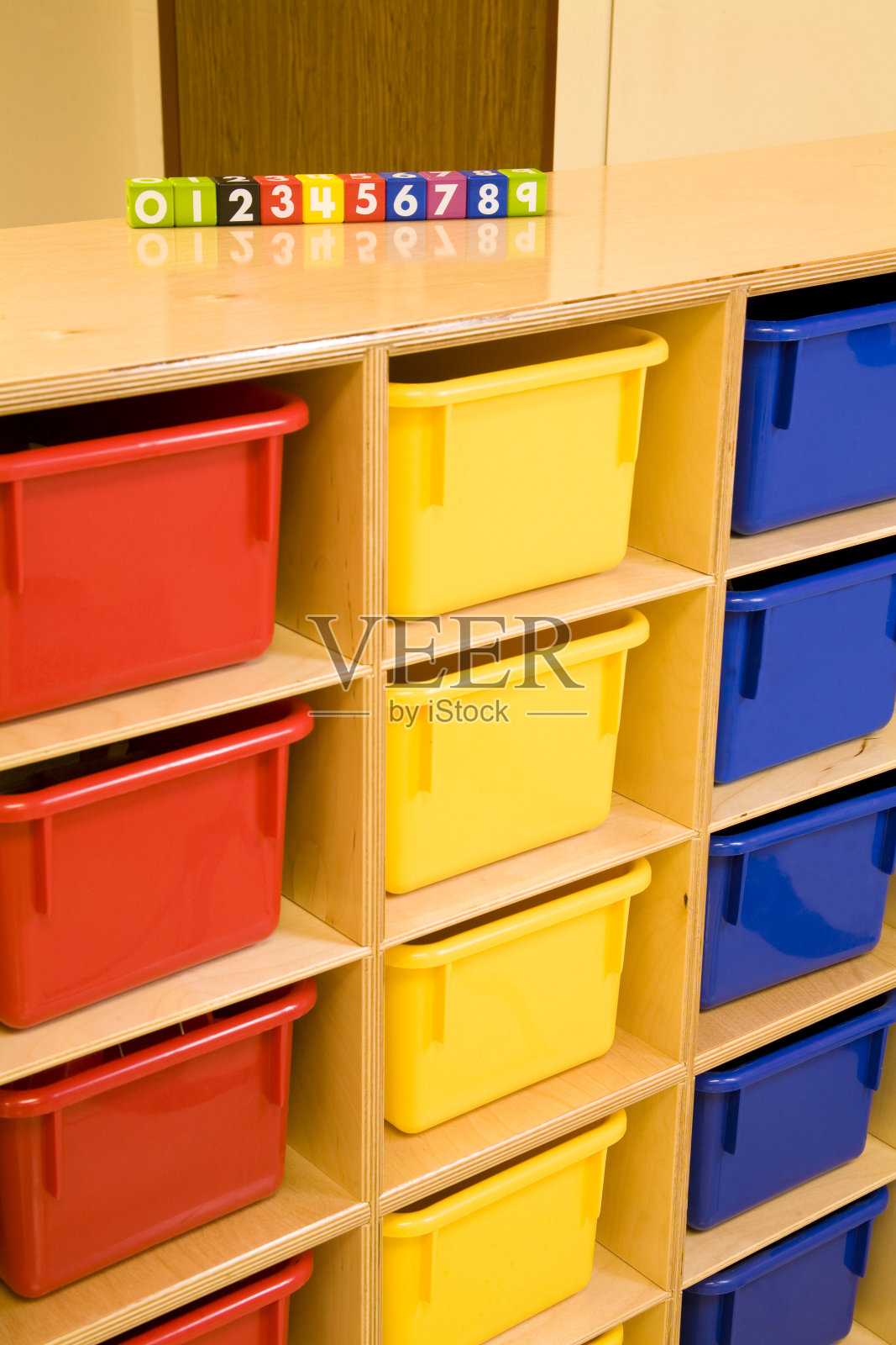 存储箱。幼儿园教室里的积木、操纵者。学校。教育。数字。照片摄影图片