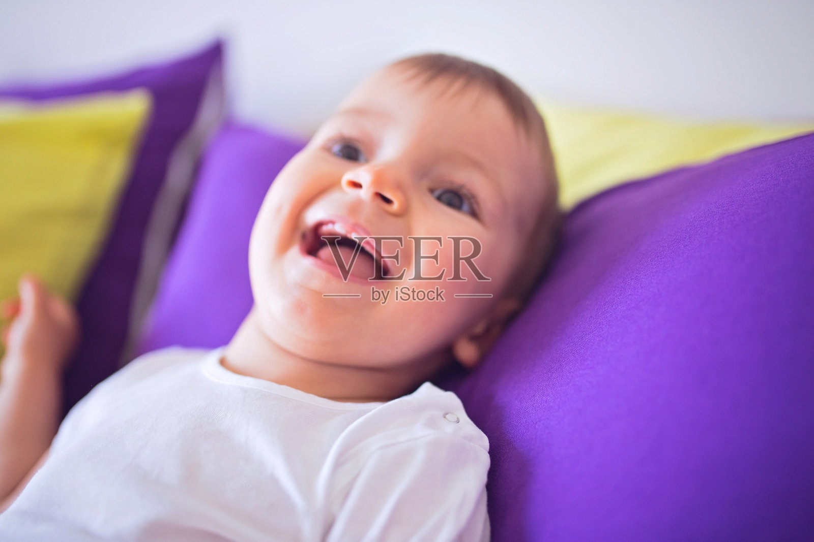 婴儿在卧室里笑照片摄影图片