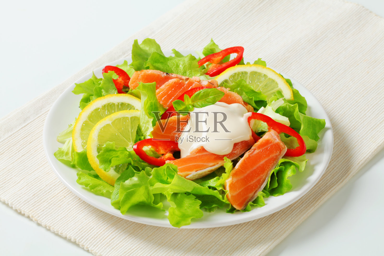 三文鱼沙拉照片摄影图片