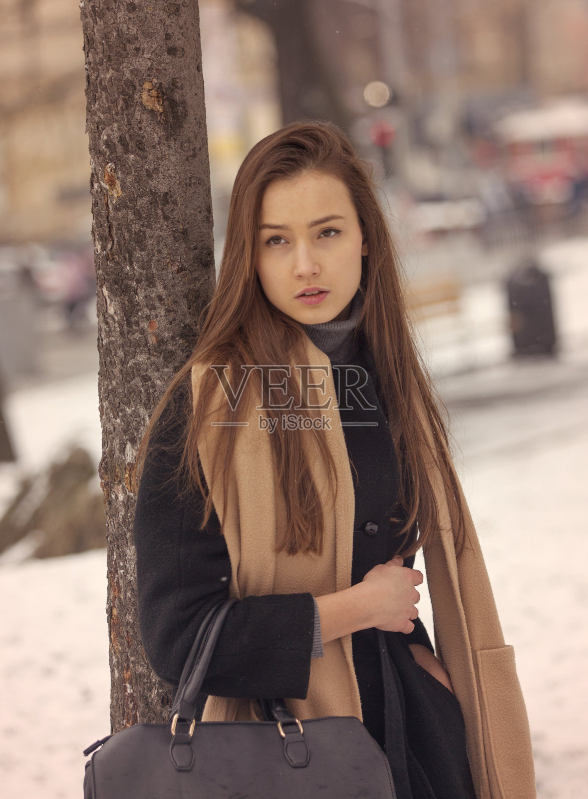 年轻的乌克兰女孩模特站在乌克兰利沃夫公园照片摄影图片