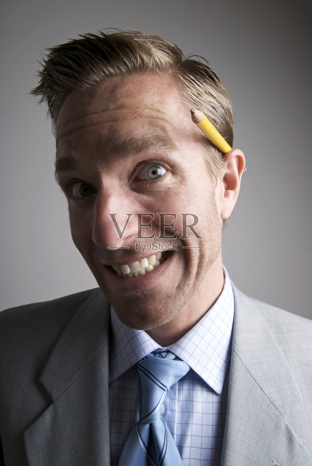 敏锐的办公室职员把铅笔放在耳朵后面照片摄影图片