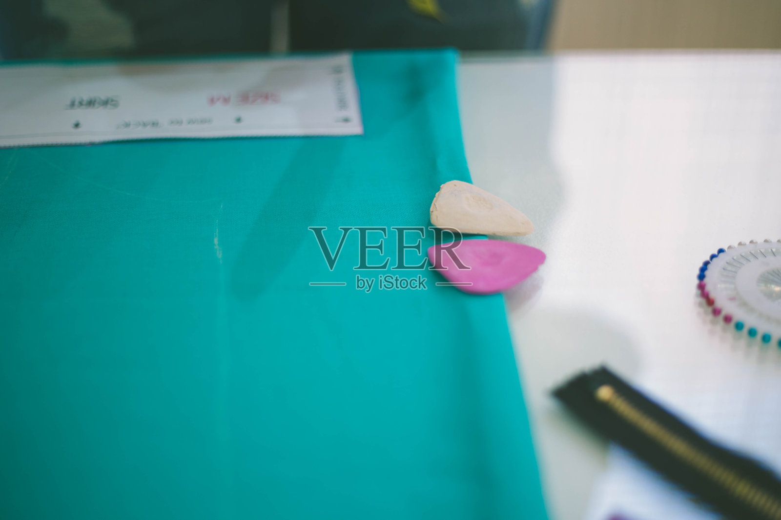 女裁缝准备材料照片摄影图片