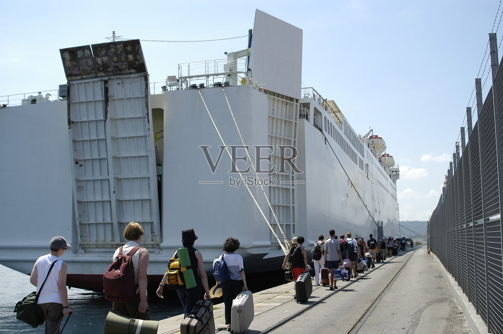 乘客们都拿着行李准备登机照片摄影图片