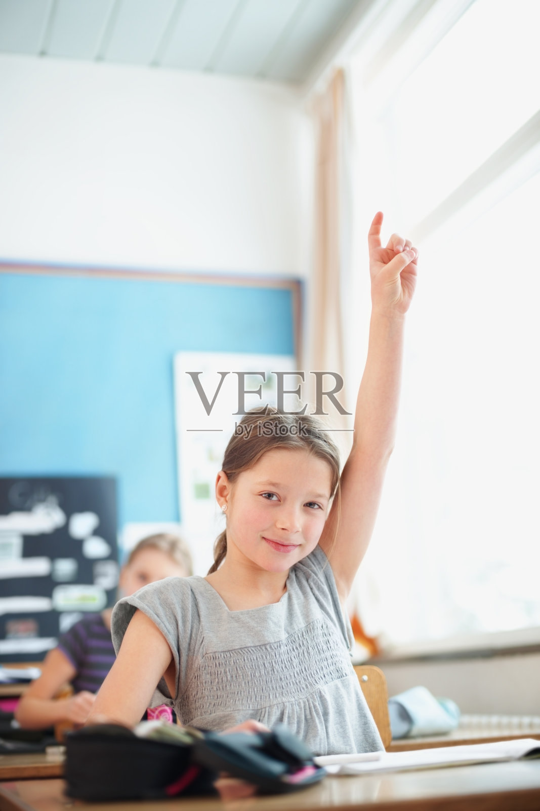 提问-自信的女学生举手照片摄影图片