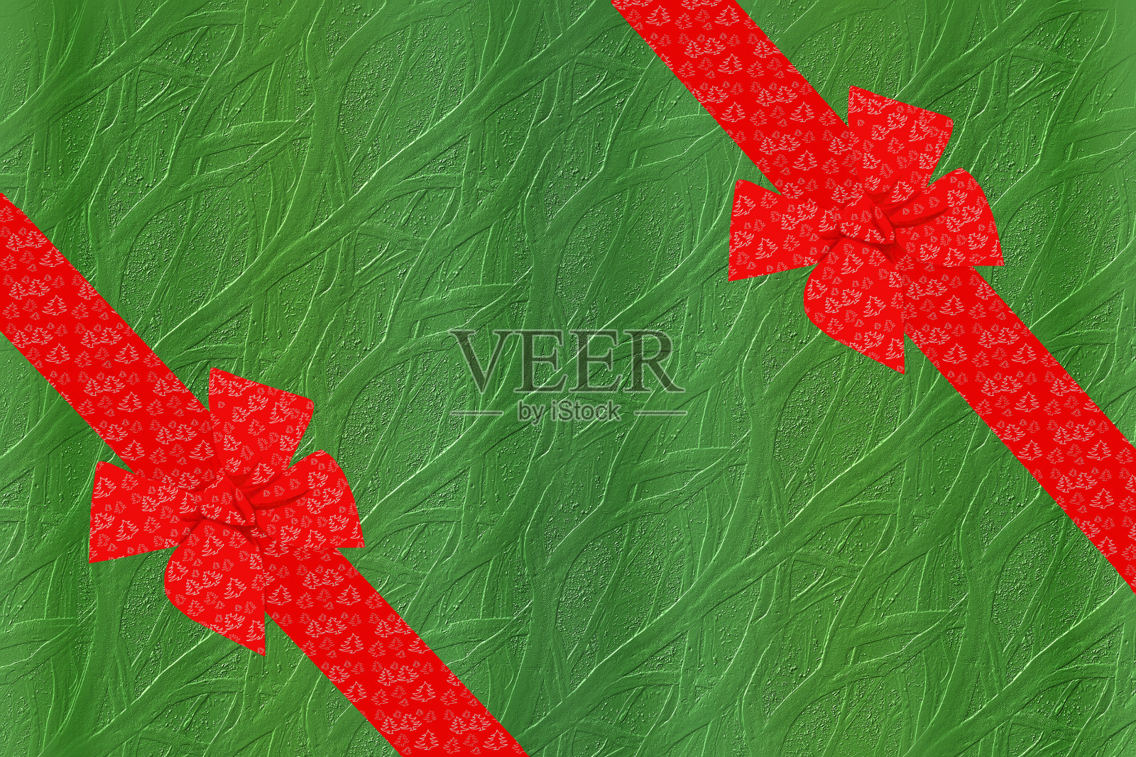 带有压花纸和红色丝带蝴蝶结的圣诞礼盒照片摄影图片