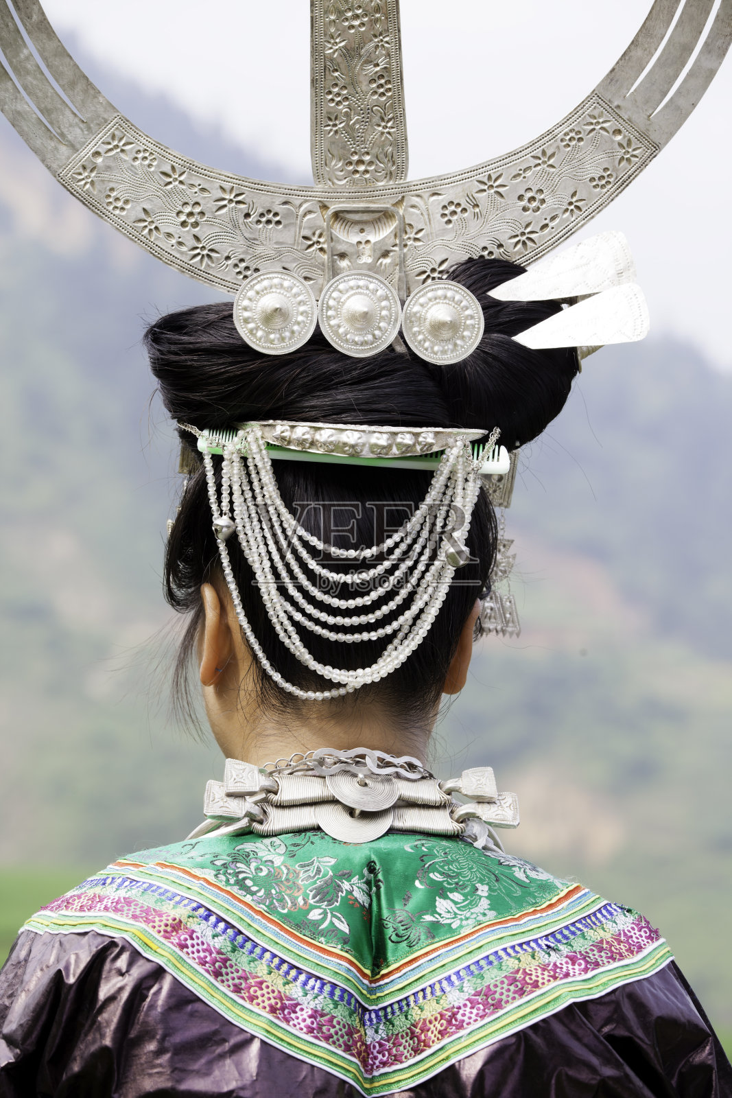 苗族少女的银饰照片摄影图片