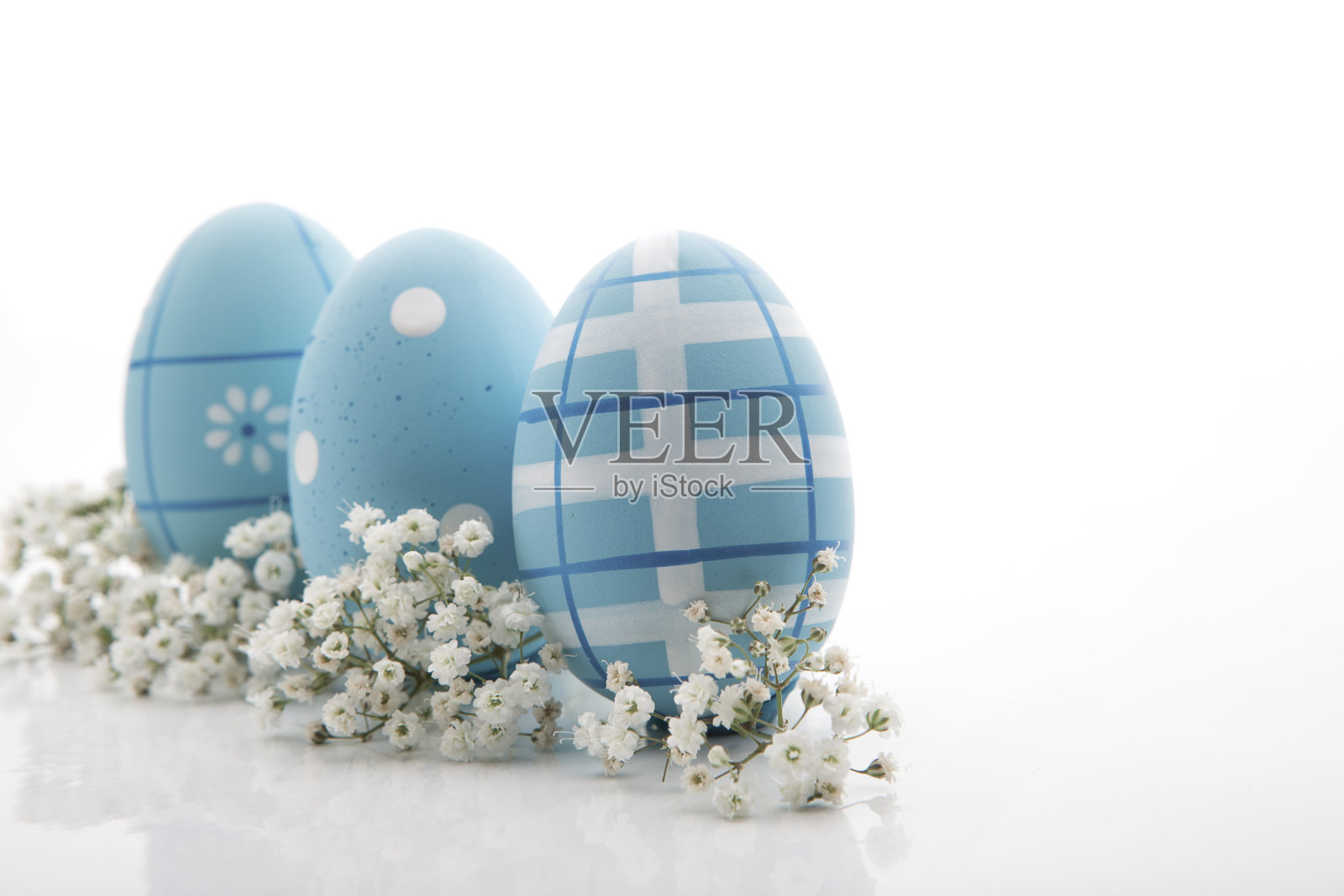 白色背景上的复活节蓝蛋照片摄影图片