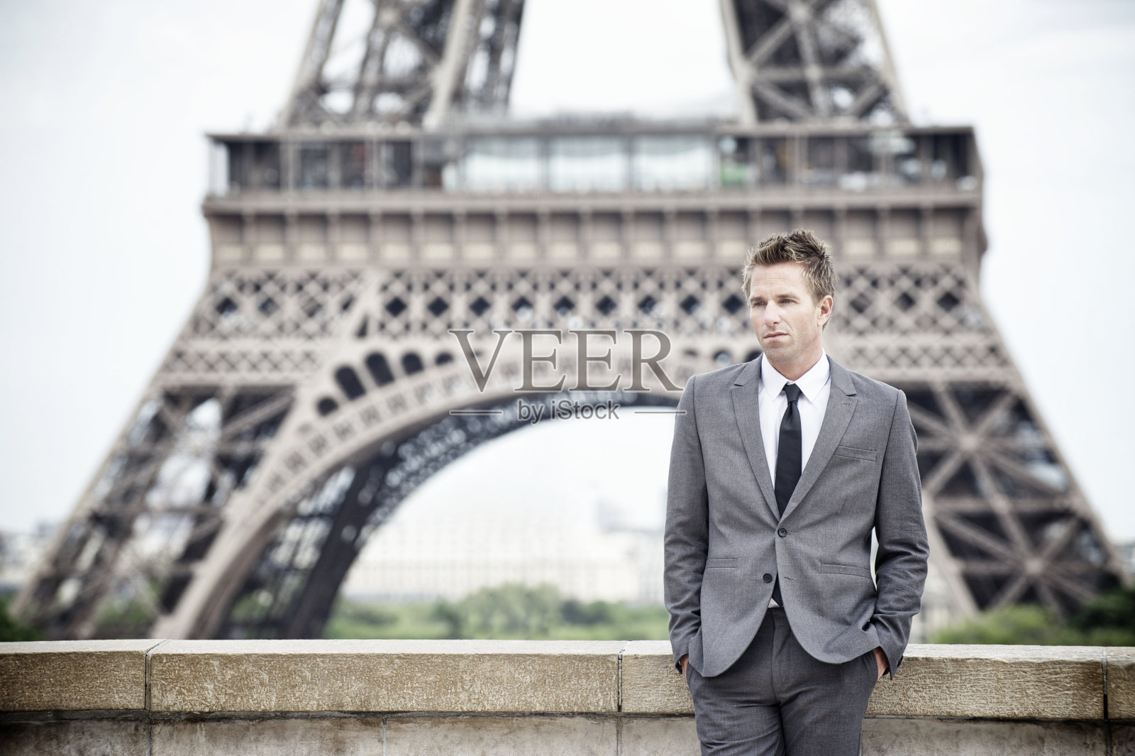 商人在巴黎埃菲尔铁塔前独自站立照片摄影图片