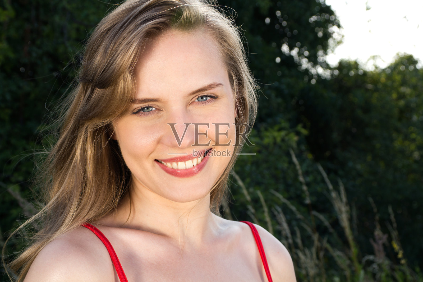 微笑的女人照片摄影图片