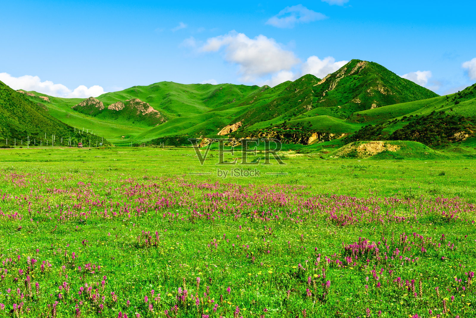 山，草地和天际线，自然主题。照片摄影图片