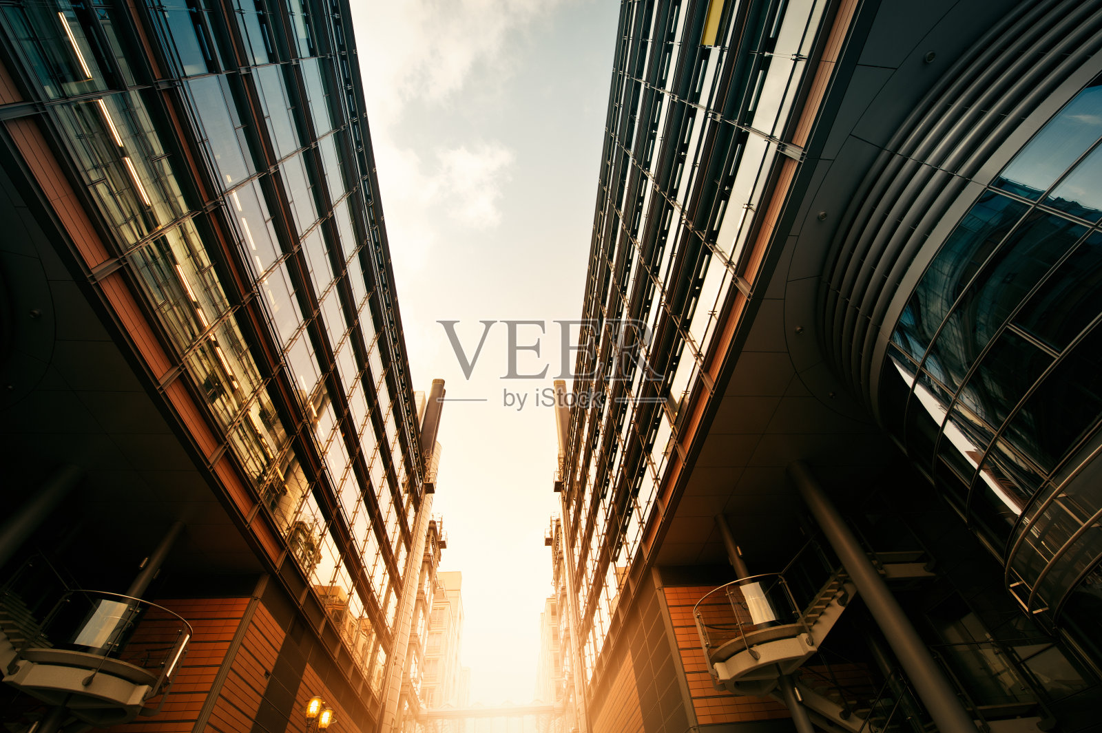 阳光下的办公摩天大楼照片摄影图片