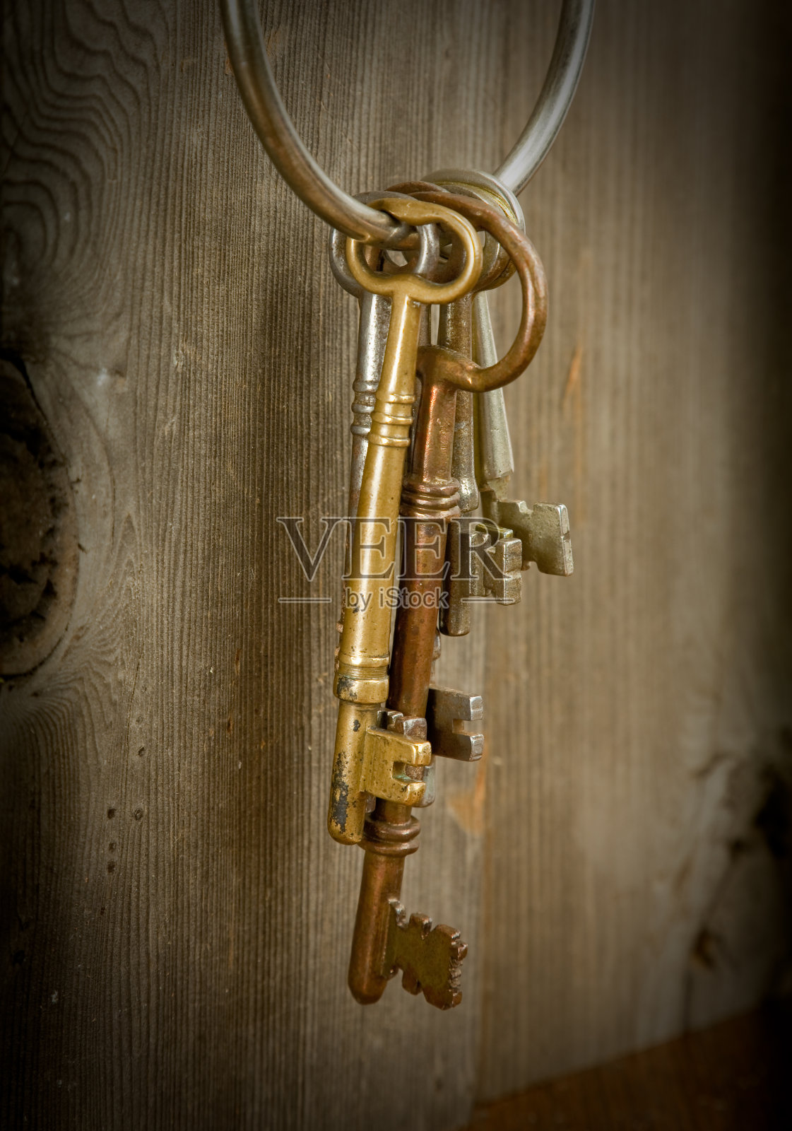 挂在戒指上的古董万能钥匙照片摄影图片