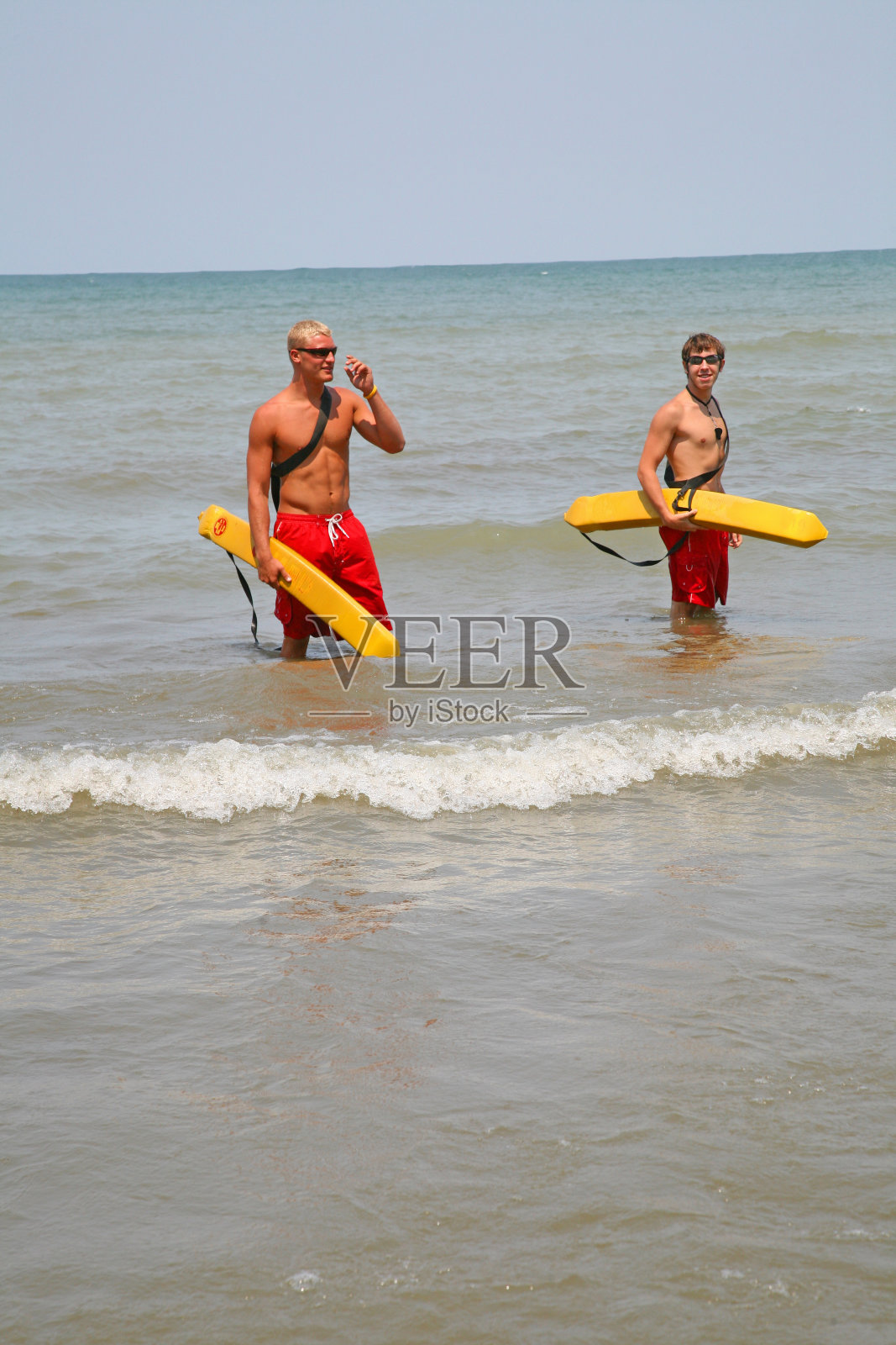 水中的救生员照片摄影图片