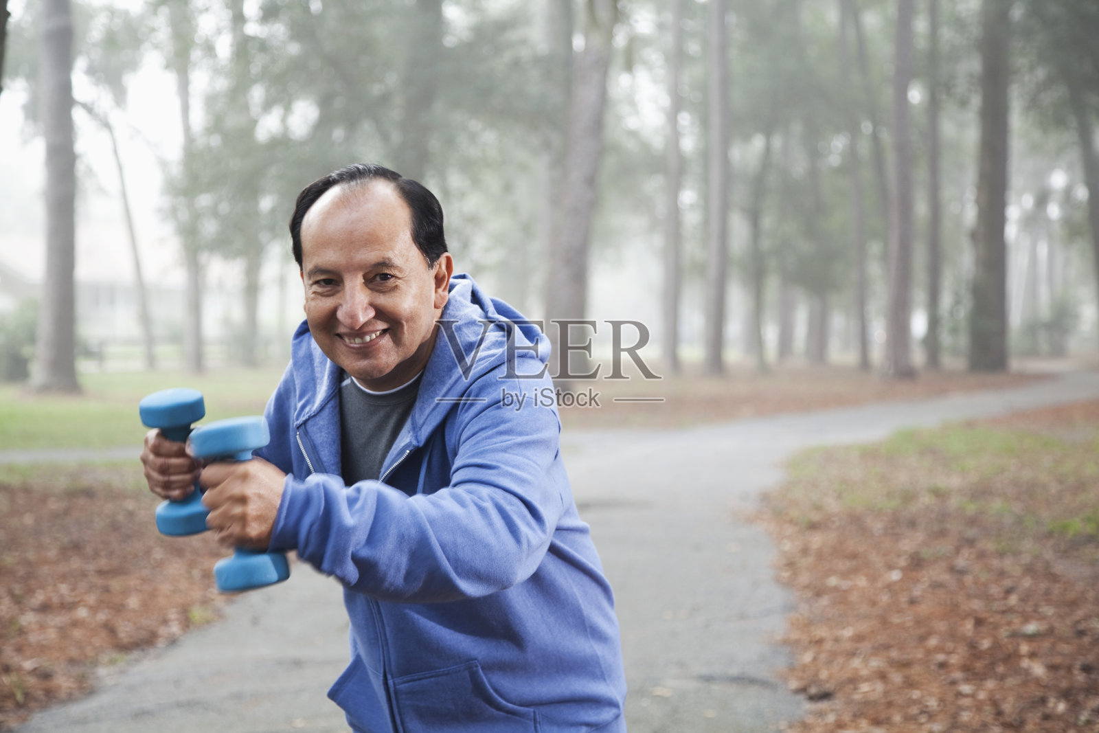 西班牙裔老人在公园锻炼照片摄影图片