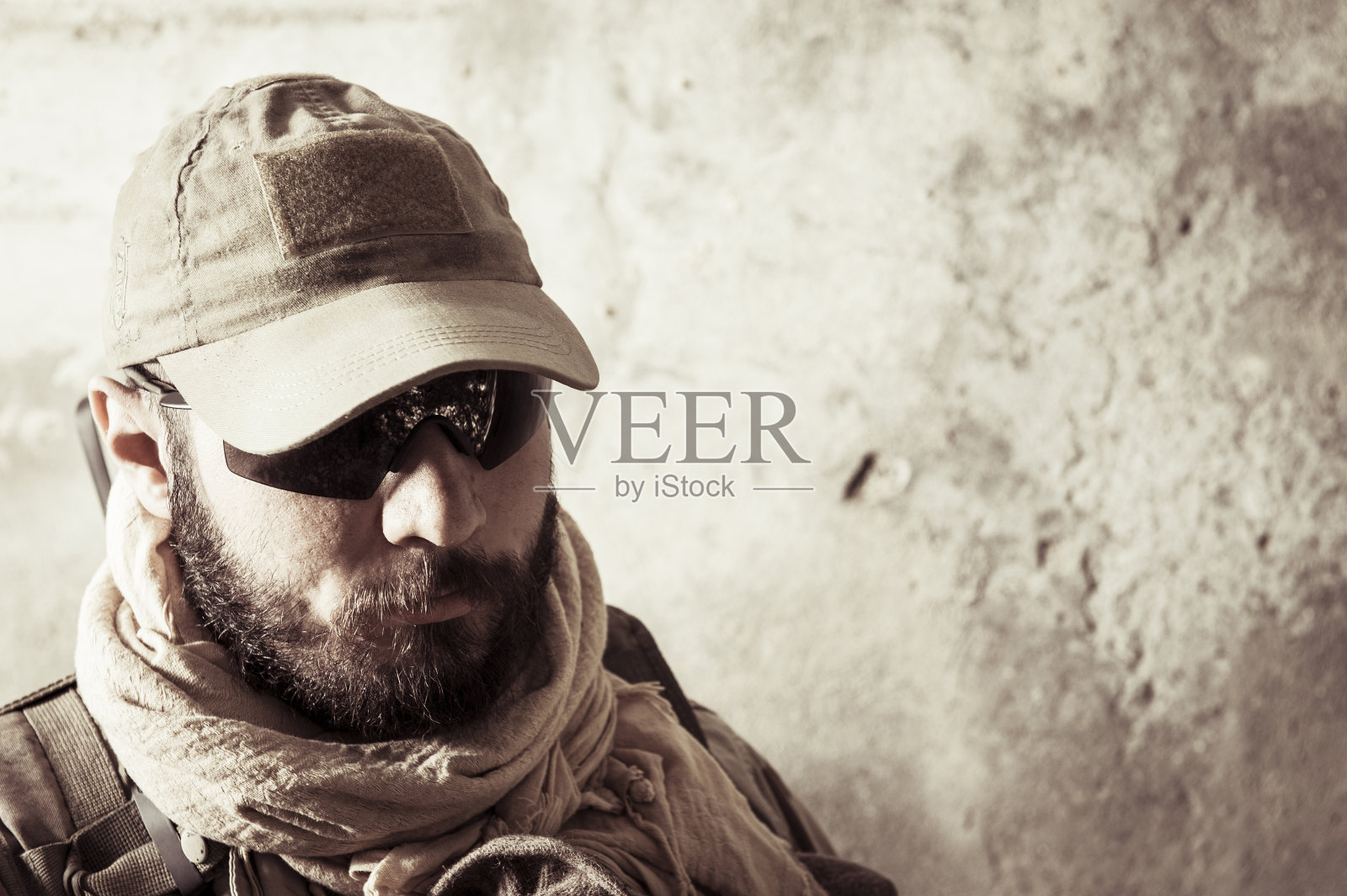 现代雇佣兵战士的肖像向下看担心照片摄影图片