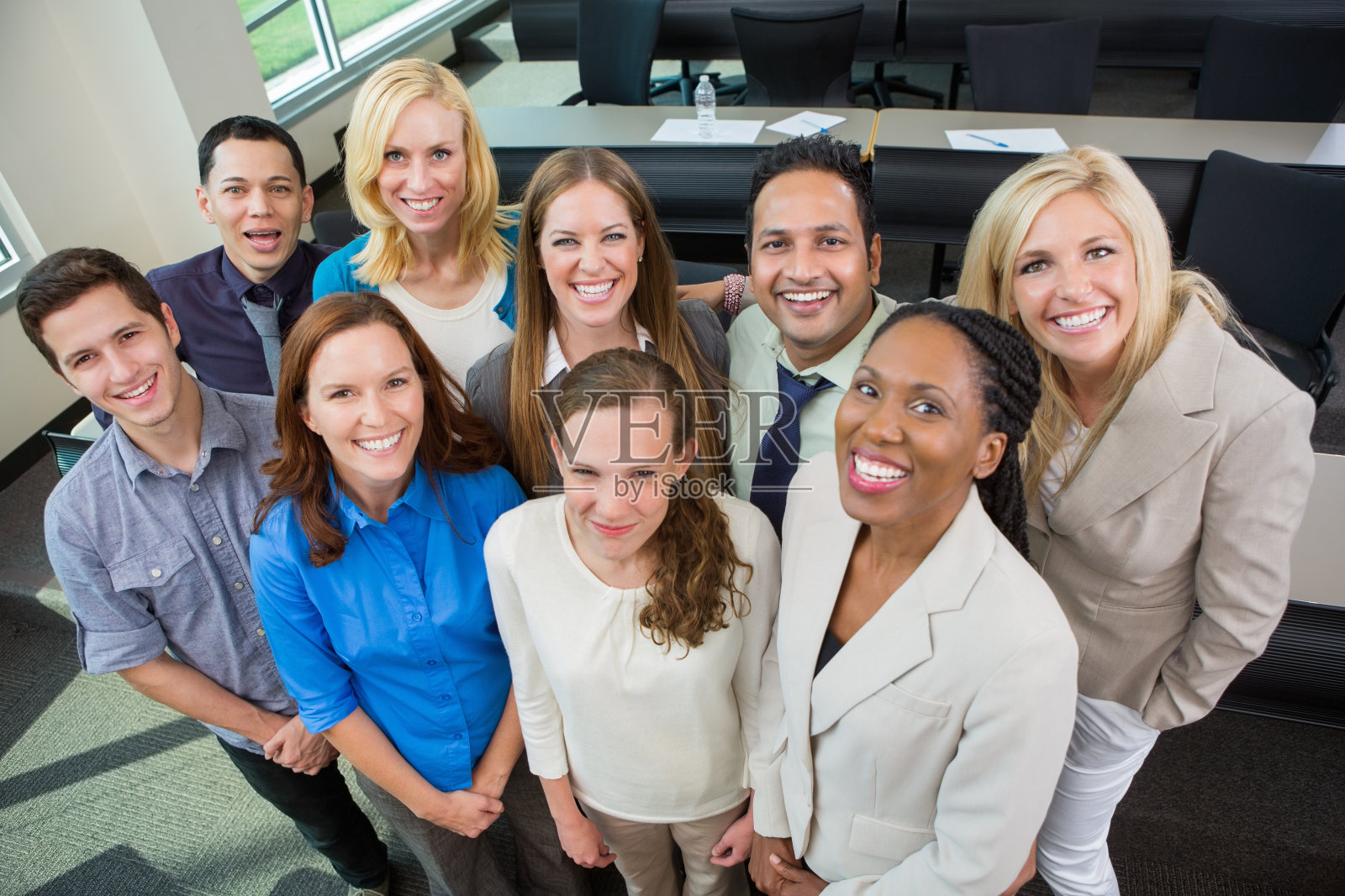 各种各样的专业商务人士在办公室照片摄影图片