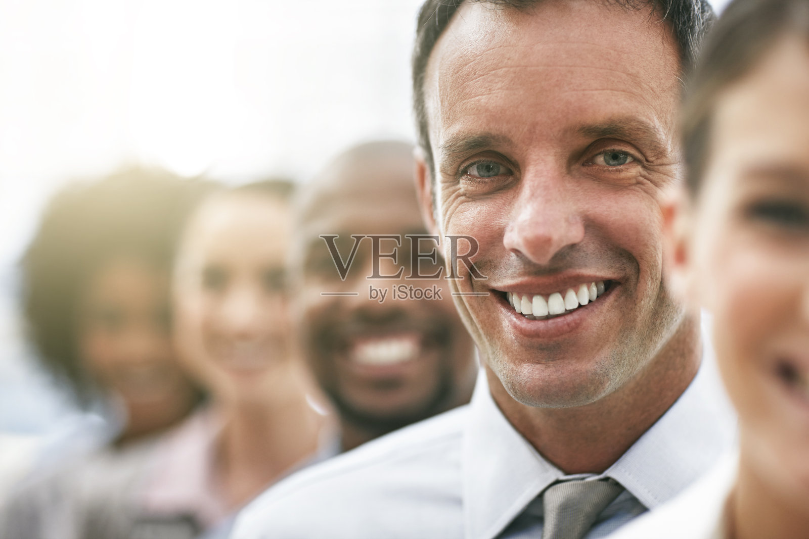 他在人群中很突出照片摄影图片