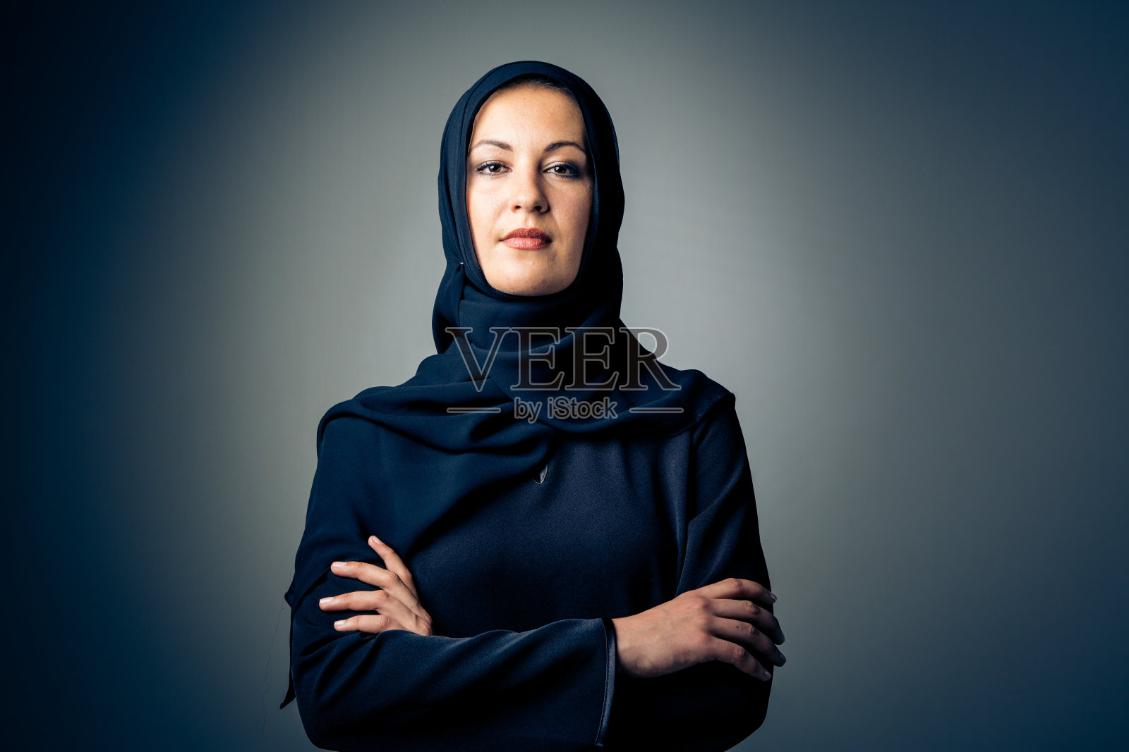 穿着传统阿拉伯服装的年轻女子照片摄影图片