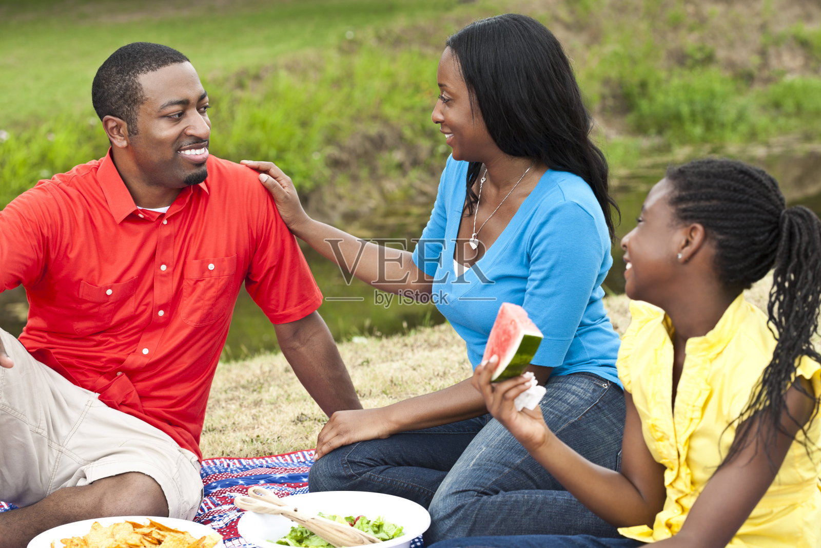 快乐的非裔美国家庭在公园野餐照片摄影图片
