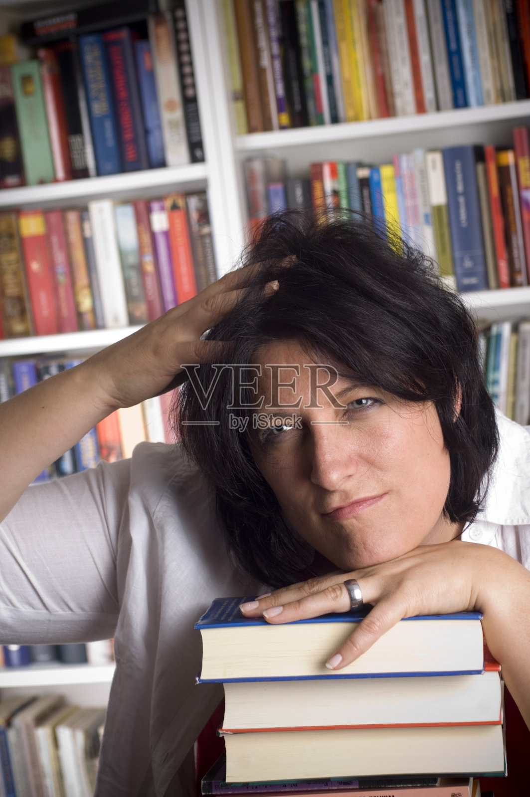 年轻女子在图书馆照片摄影图片