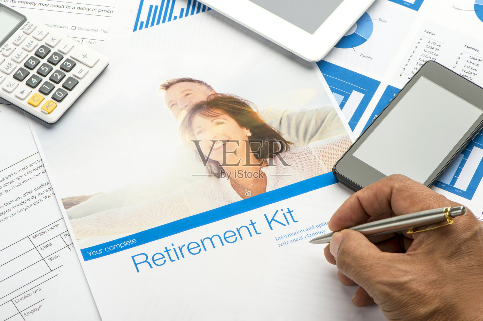 桌上放着退休计划工具包和文书。照片摄影图片