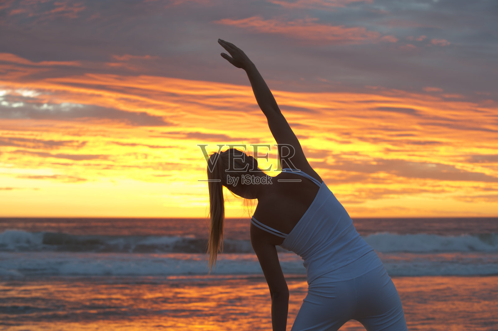年轻女子做瑜伽照片摄影图片