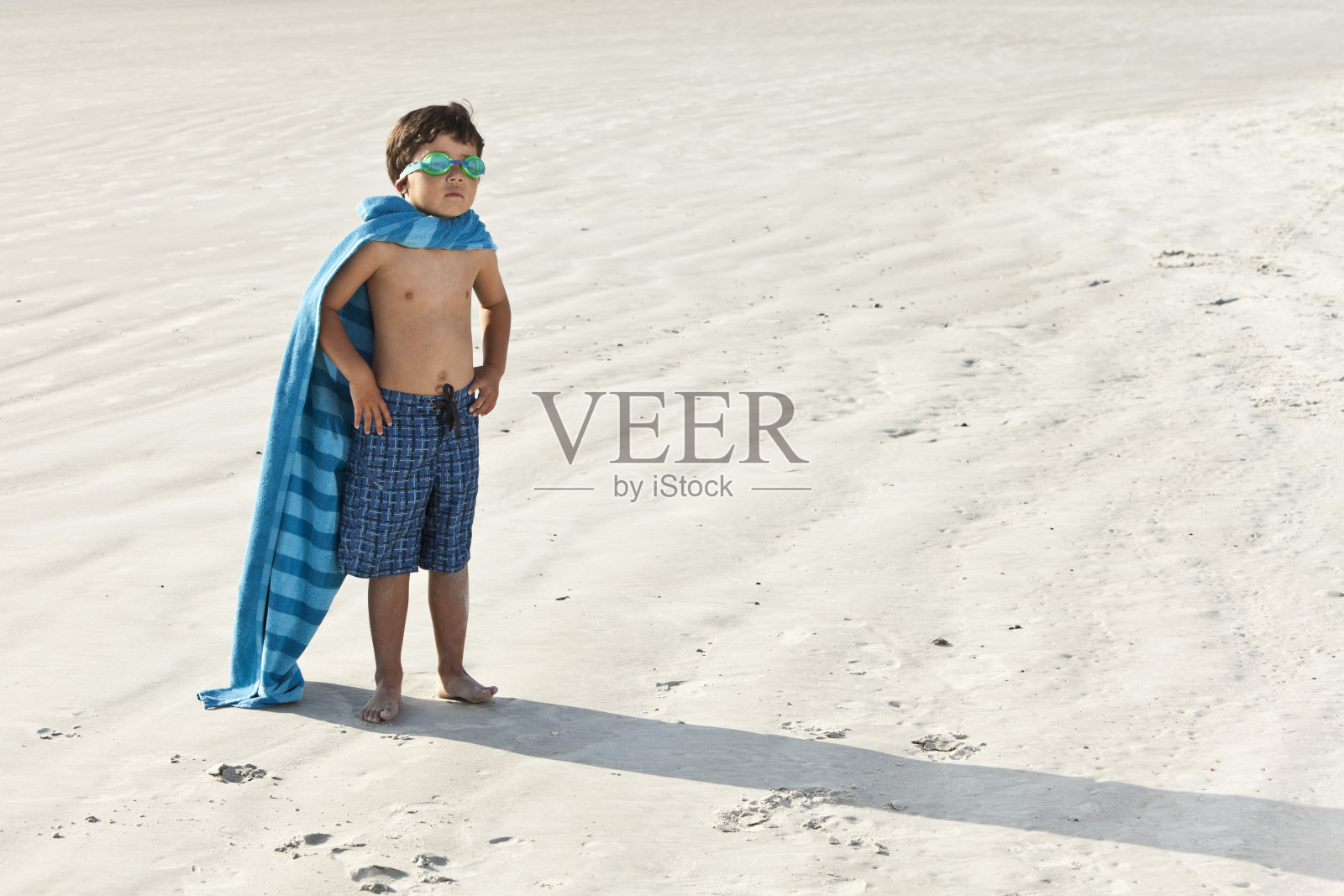 海滩上的超级英雄照片摄影图片