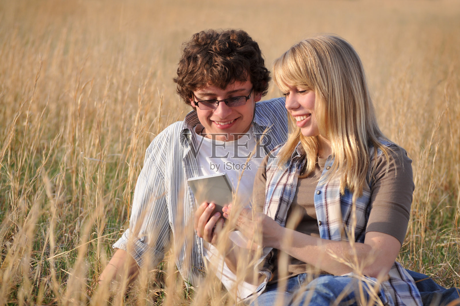 年轻夫妇阅读照片摄影图片