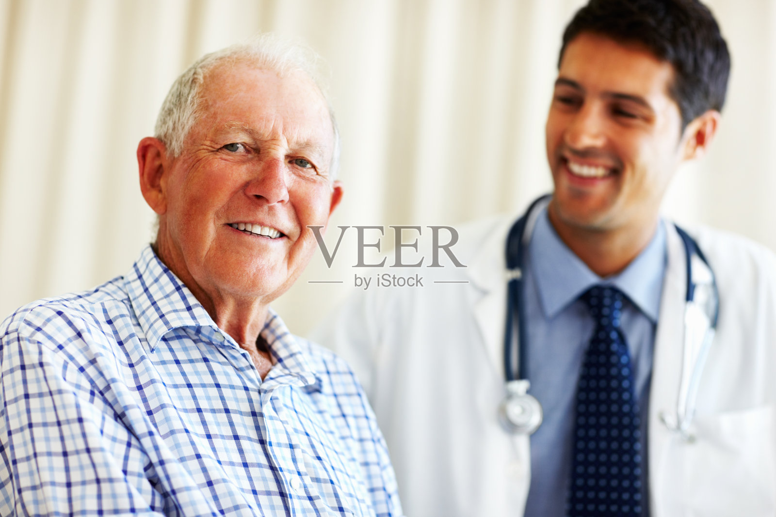 医生和老年患者照片摄影图片