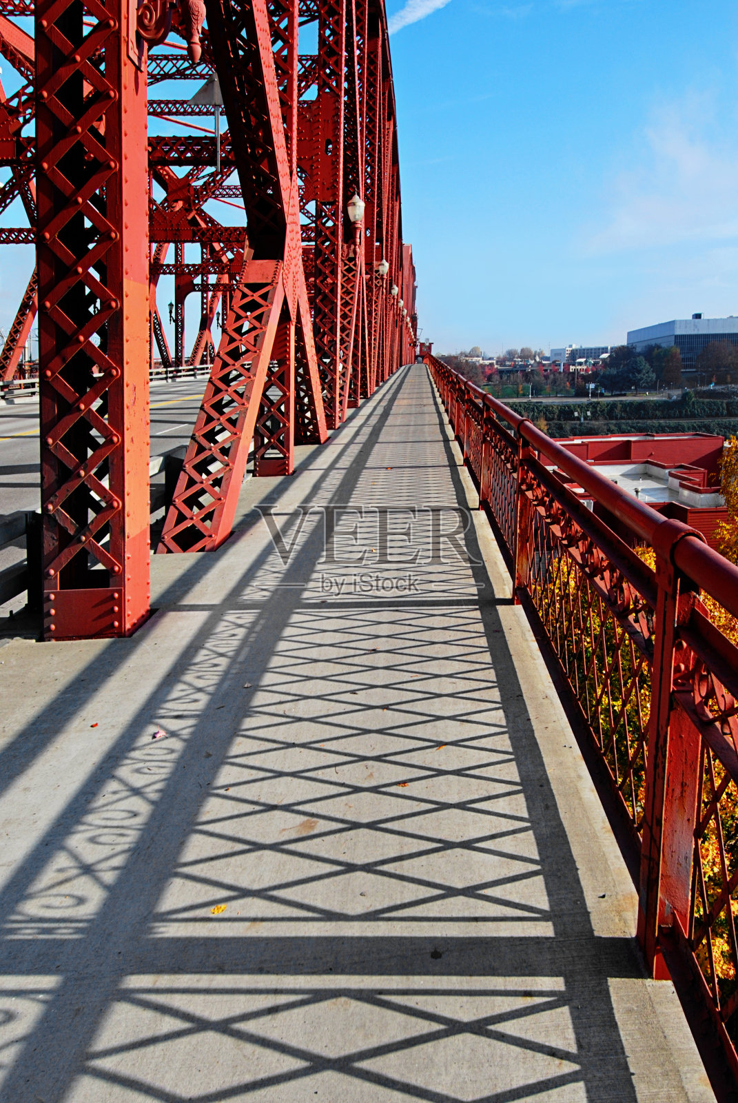 俄勒冈州波特兰市威拉米特河上的百老汇桥照片摄影图片