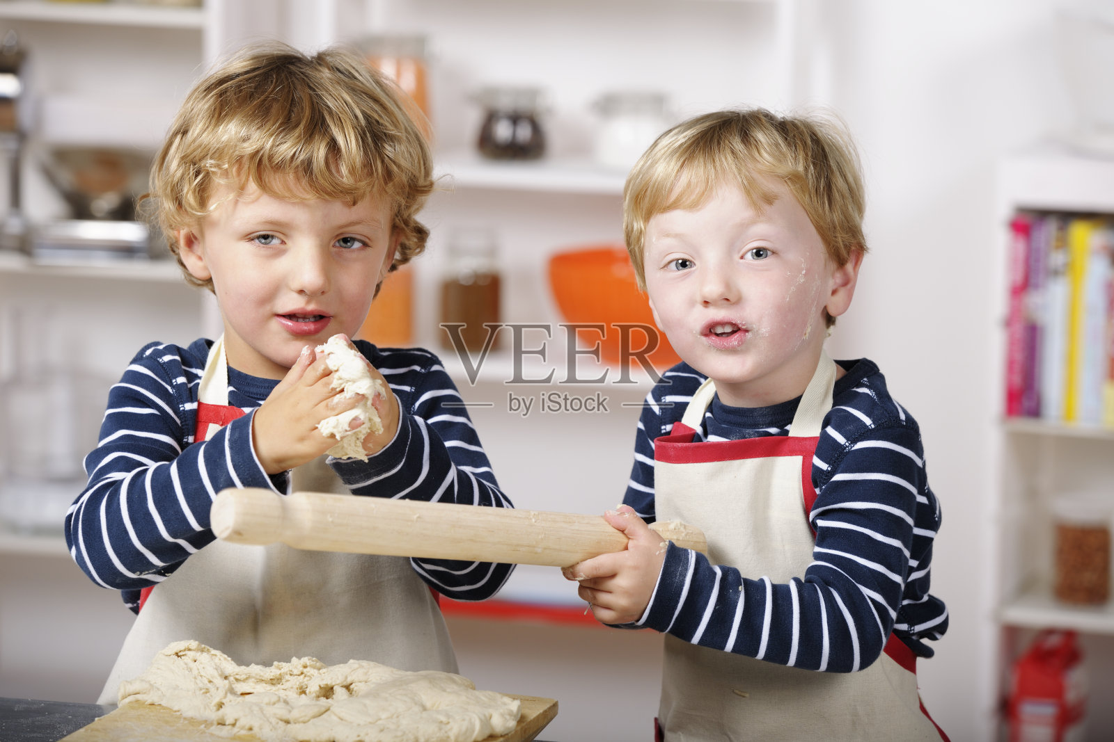 小男孩准备面团的肖像照片摄影图片