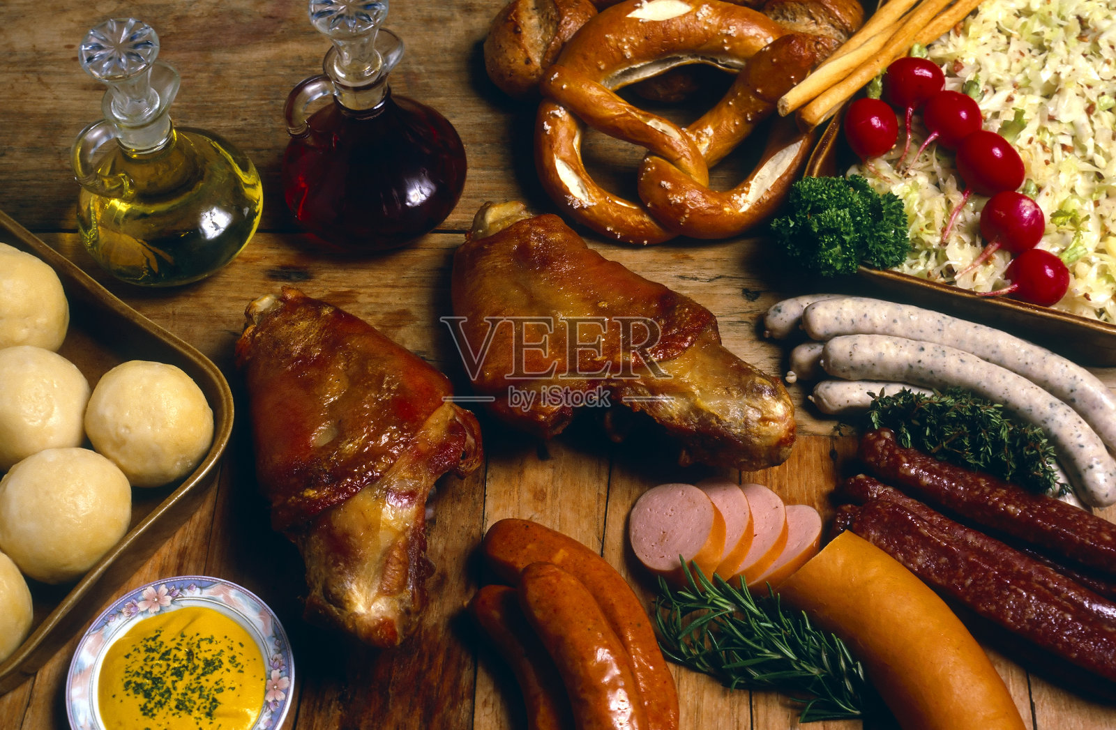 德国菜烤猪肉，小腿香肠，红肉照片摄影图片