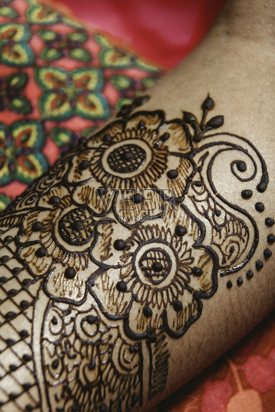 传统的曼海蒂纹身庆祝印度新娘照片摄影图片