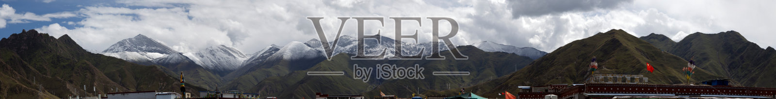 拉萨的建筑和山的全景照片摄影图片