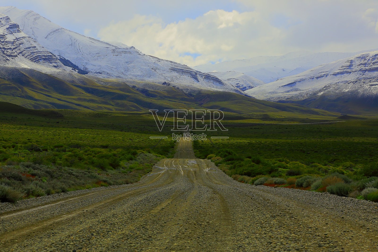 在乡村山路近丘契尼亚尼亚照片摄影图片