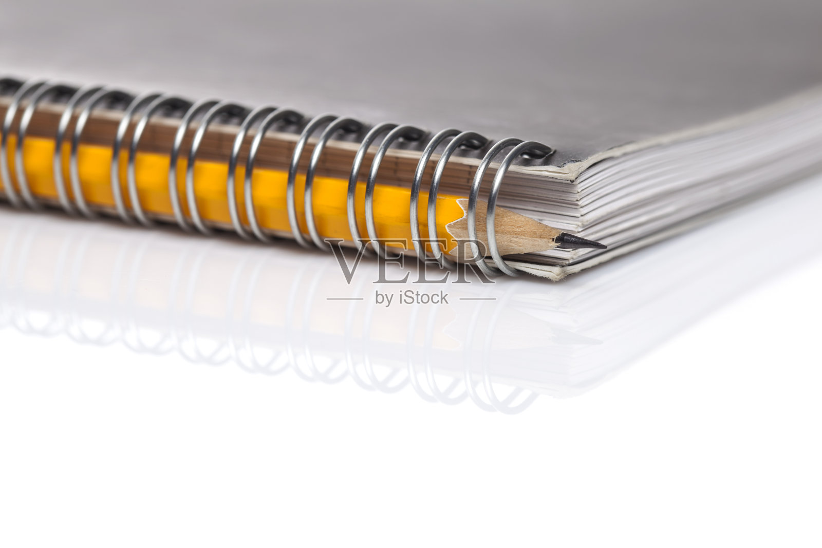 螺旋记事本和黄色铅笔照片摄影图片