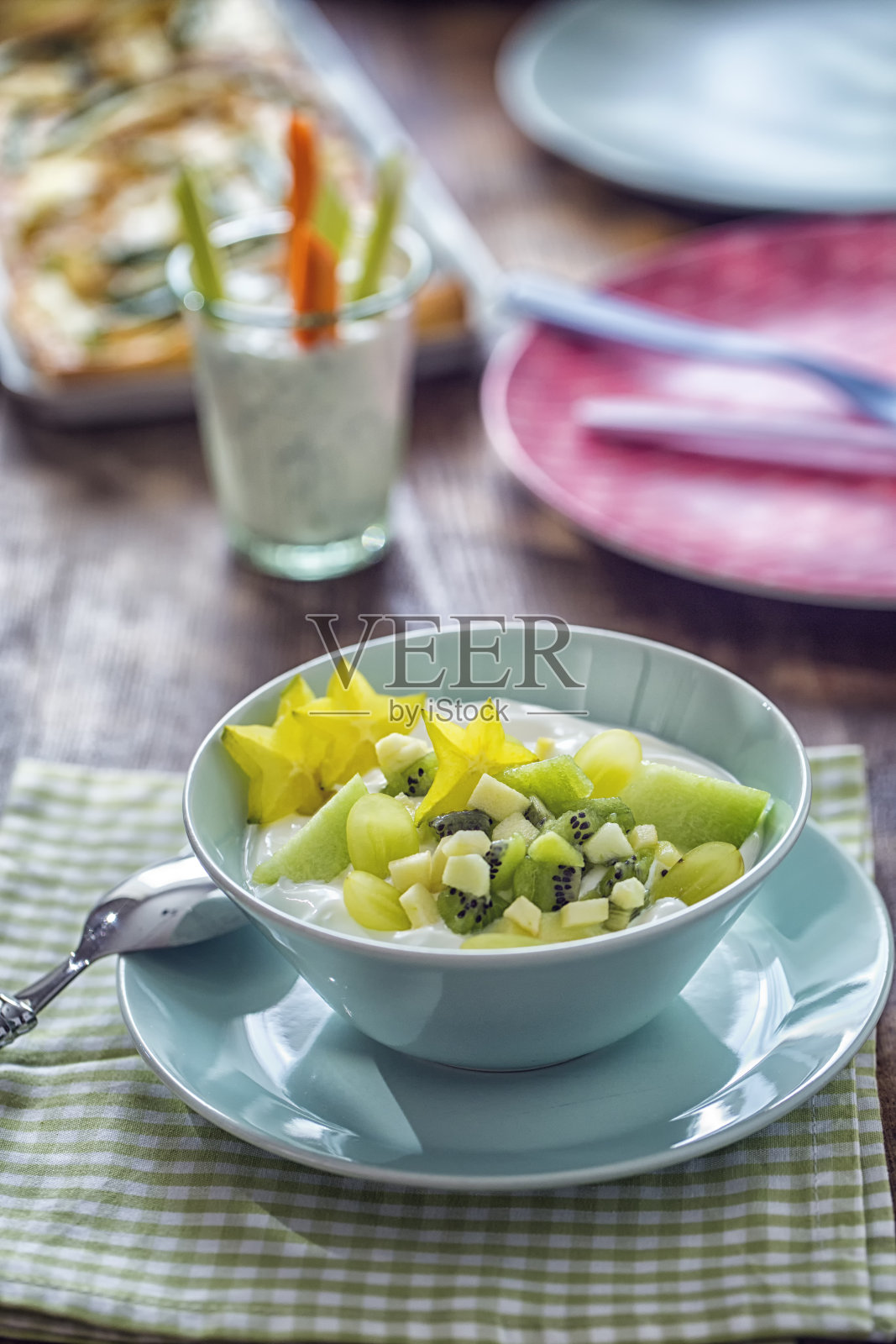 含猕猴桃、甜瓜、杨桃等绿色水果的酸奶照片摄影图片