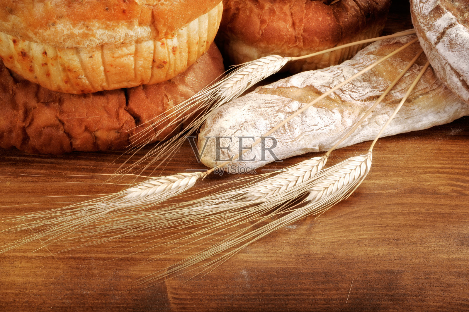 新鲜面包和小麦照片摄影图片