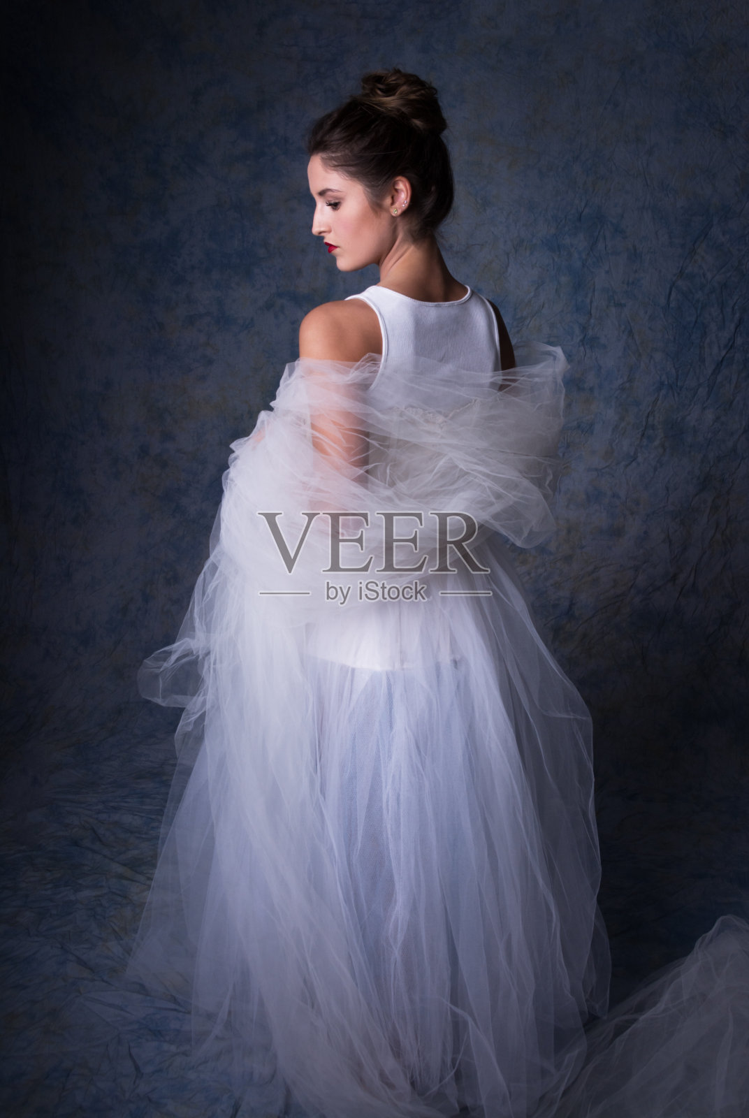 芭蕾舞者白色薄纱，后视图全长轮廓照片摄影图片