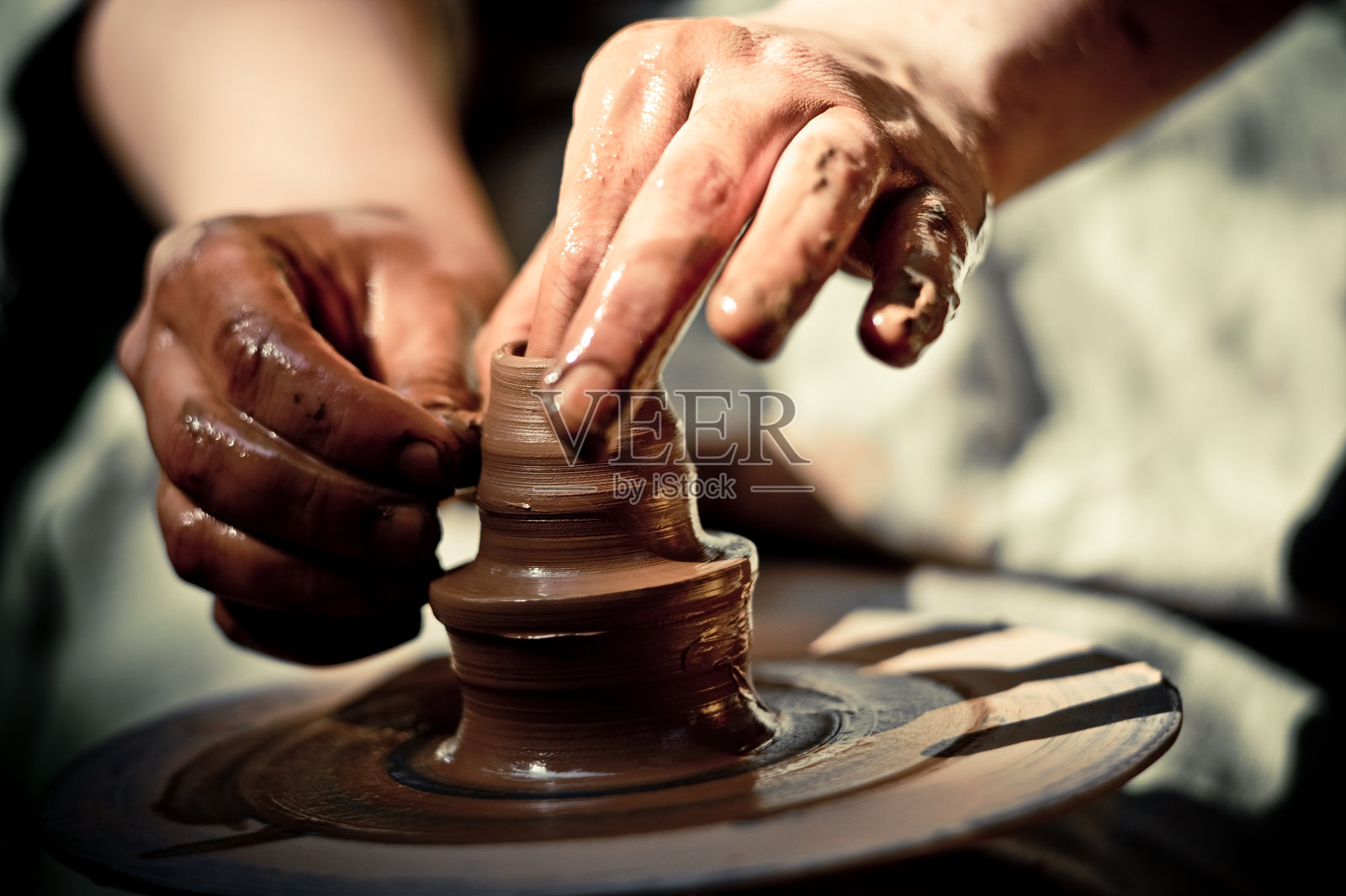 陶工用粘土做罐子照片摄影图片