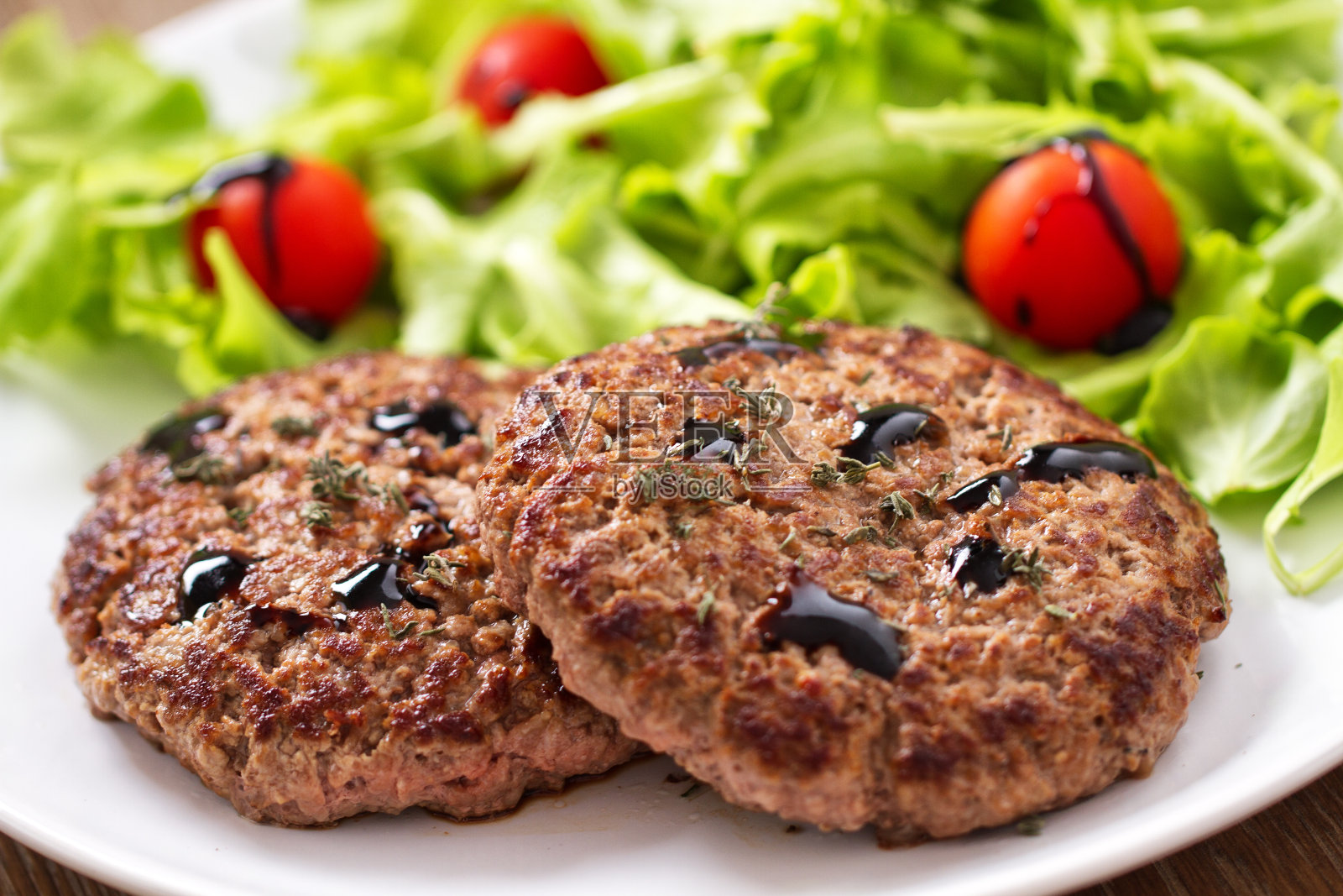 汉堡和沙拉照片摄影图片