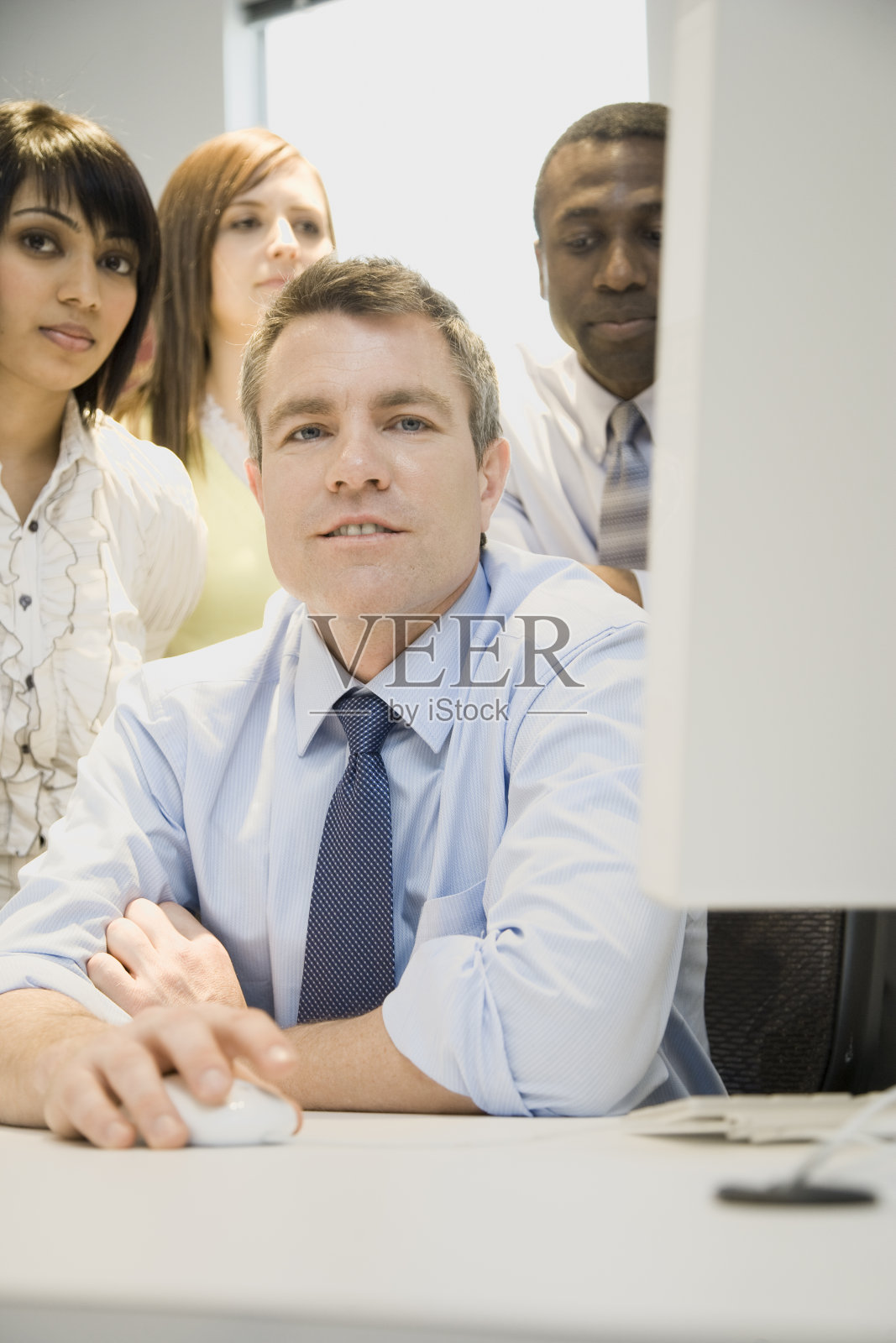 办公室里同事的肖像照片摄影图片