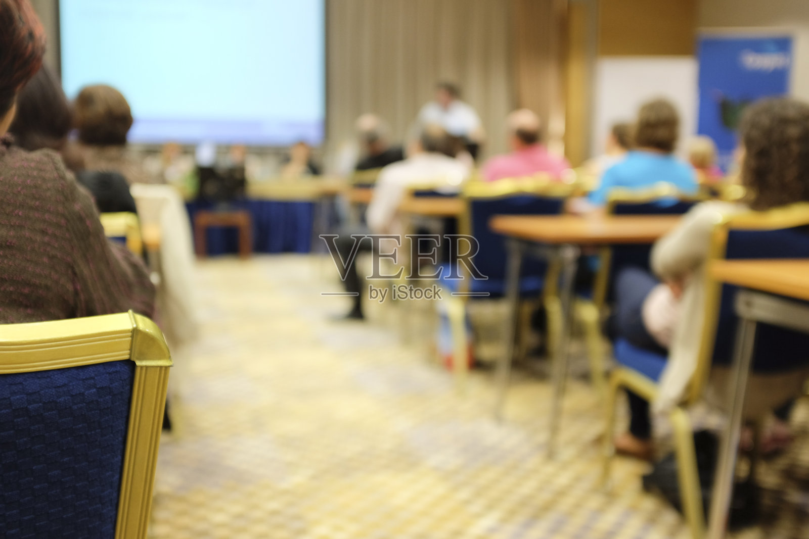 酒店的会议厅挤满了演讲者和投影者照片摄影图片