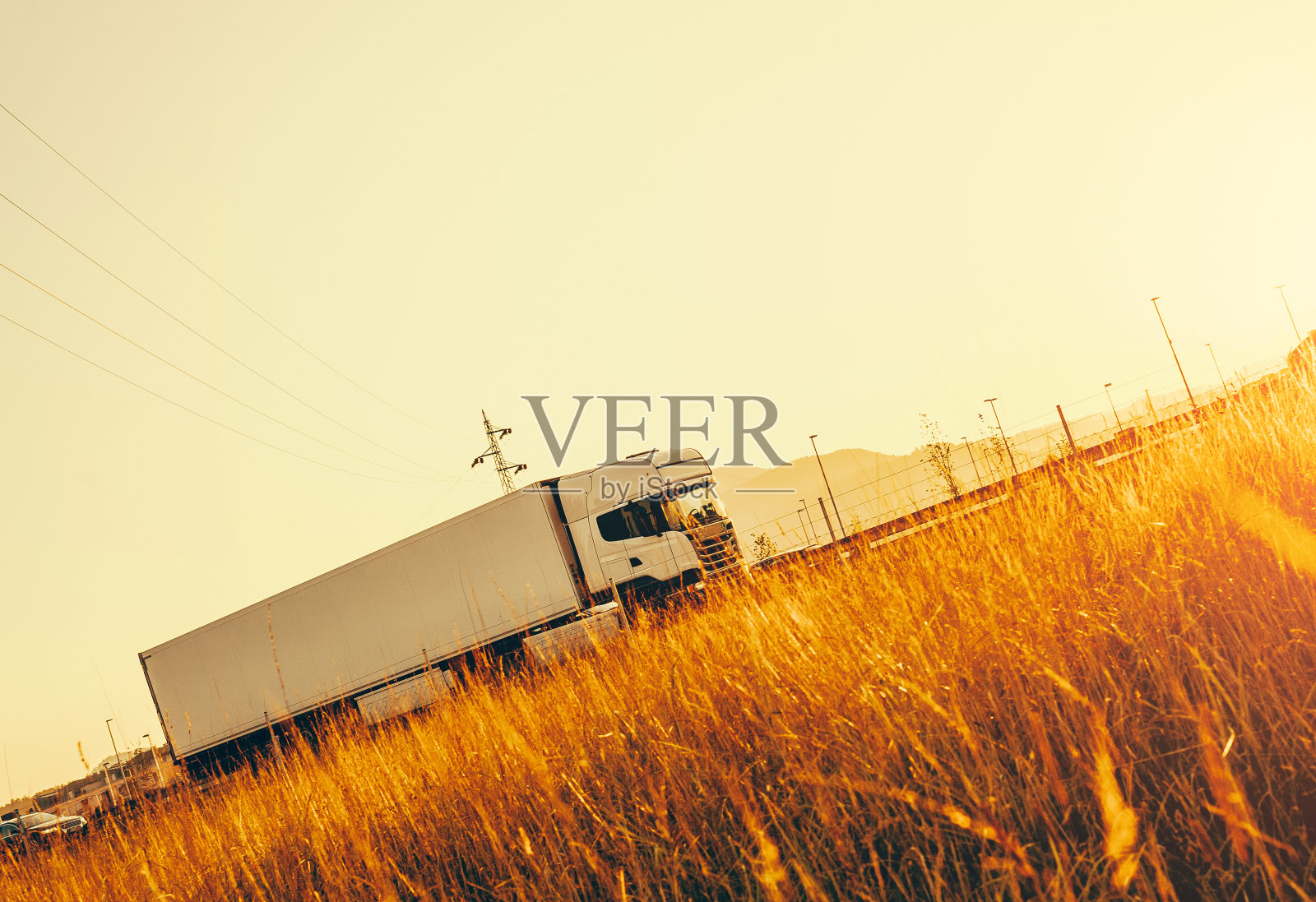 日落时高速公路上的卡车照片摄影图片